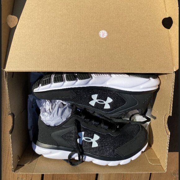 Under Armour Boys Running Shoes 5Y Black/White - Picture 2 of 11